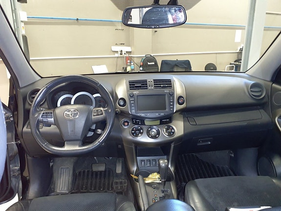 Toyota RAV4 8 of 14