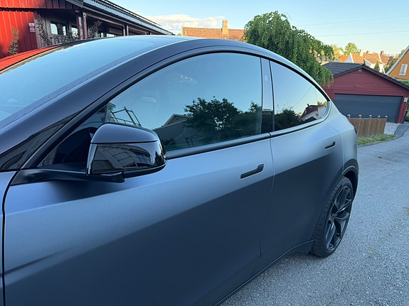 Tesla Model Y 6 of 8