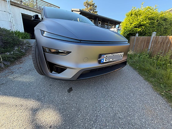 Tesla Model Y 2 of 8