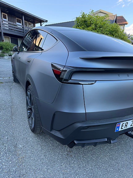 Tesla Model Y 5 of 8