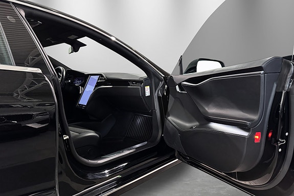 Tesla Model S 29 of 30