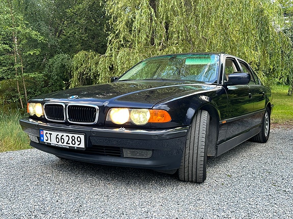BMW 735iA 2 of 28