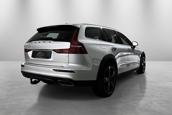 Volvo V60 Cross Country 7 of 30