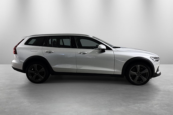 Volvo V60 Cross Country 9 of 30