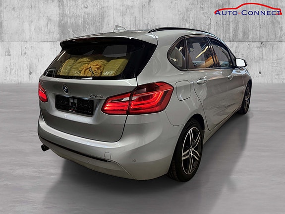 BMW 218i 6 of 30