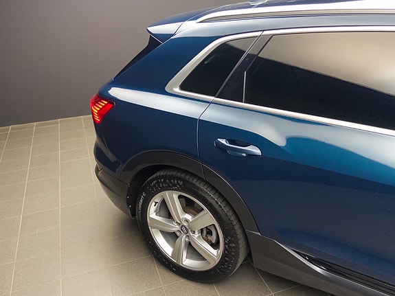 Audi e-tron 29 of 30