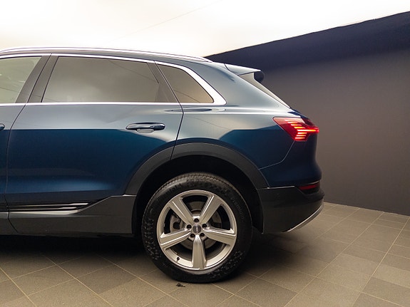 Audi e-tron 8 of 30