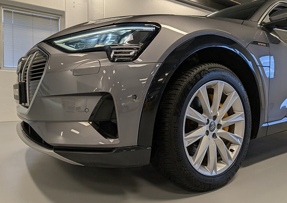 Audi e-tron 4 of 30