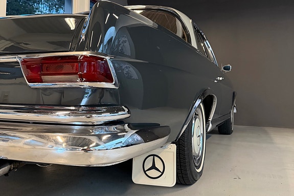 Mercedes-Benz 220 9 of 19