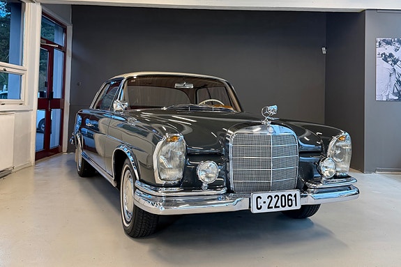 Mercedes-Benz 220 3 of 19