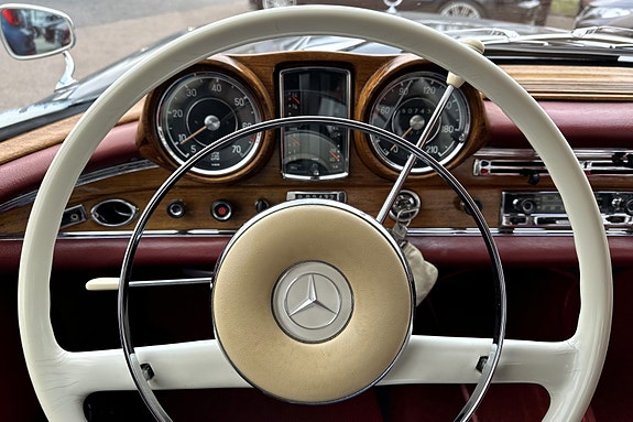 Mercedes-Benz 220 14 of 19