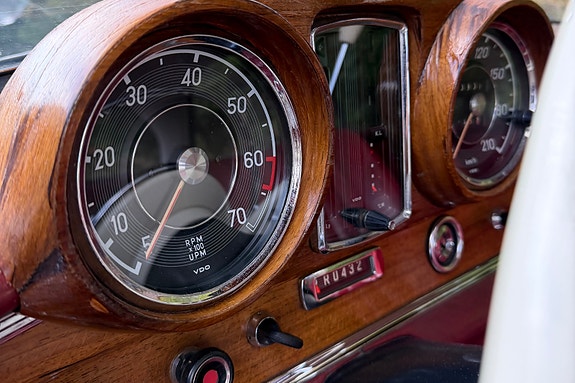 Mercedes-Benz 220 15 of 19