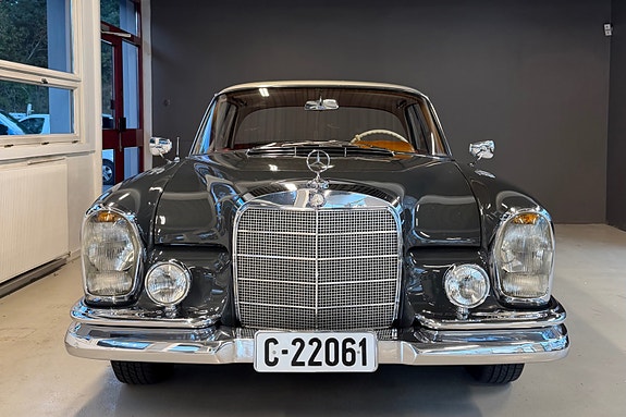 Mercedes-Benz 220 2 of 19