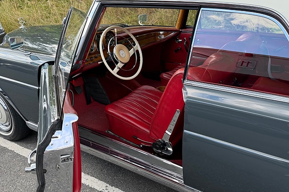 Mercedes-Benz 220 11 of 19