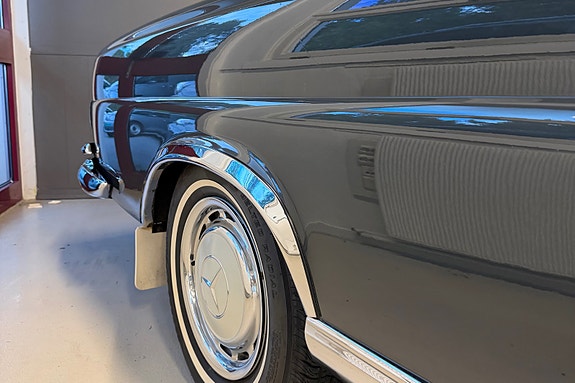 Mercedes-Benz 220 10 of 19