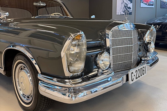 Mercedes-Benz 220 4 of 19