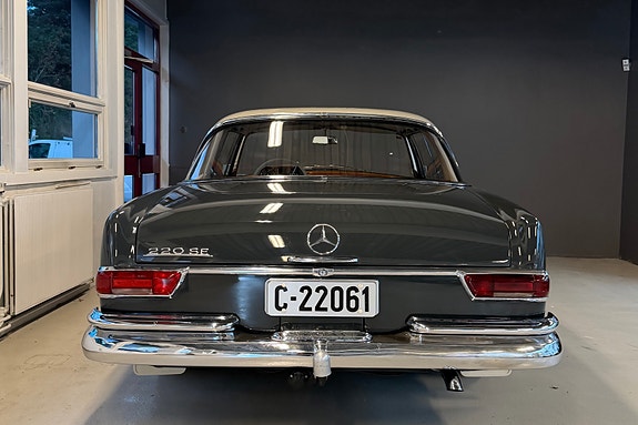 Mercedes-Benz 220 7 of 19