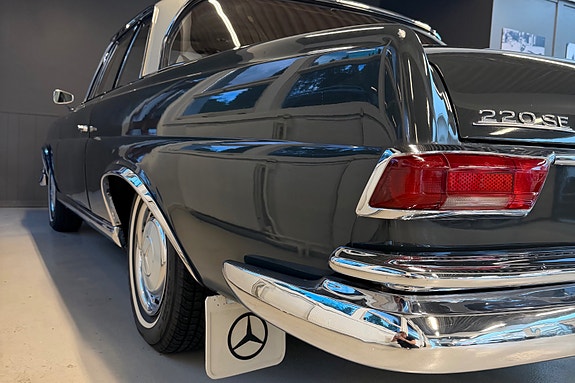 Mercedes-Benz 220 8 of 19