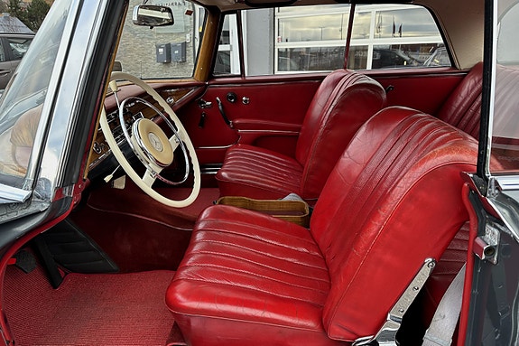 Mercedes-Benz 220 12 of 19
