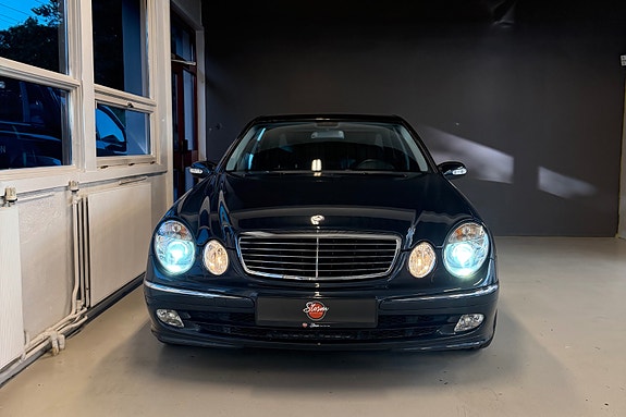 Mercedes-Benz E500 4 of 23