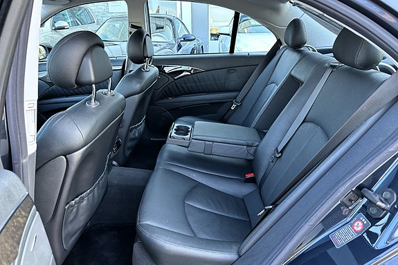 Mercedes-Benz E500 9 of 23