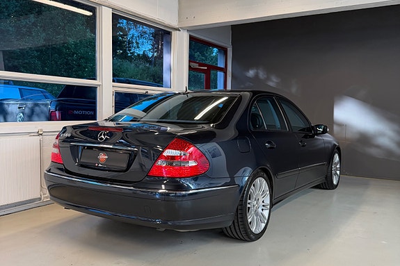 Mercedes-Benz E500 5 of 23