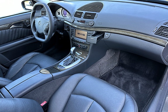 Mercedes-Benz E500 13 of 23