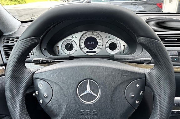 Mercedes-Benz E500 16 of 23