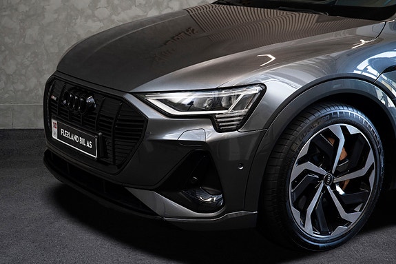 Audi e-tron 4 of 25