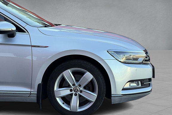 Volkswagen Passat 5 of 30