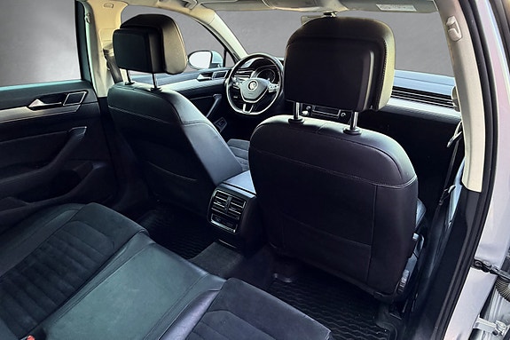 Volkswagen Passat 30 of 30
