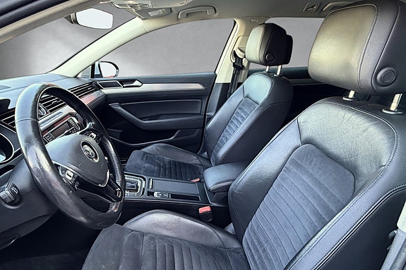 Volkswagen Passat 16 of 30