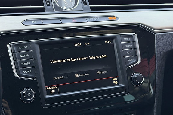 Volkswagen Passat 24 of 30