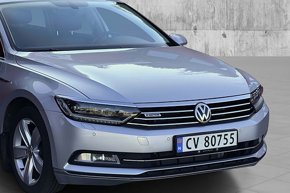 Volkswagen Passat 4 of 30