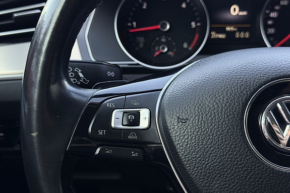 Volkswagen Passat 19 of 30
