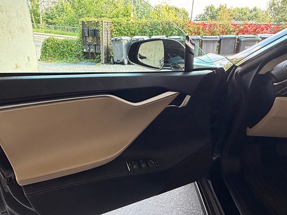 Tesla Model S 8 of 13