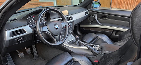 BMW 320i 18 of 23