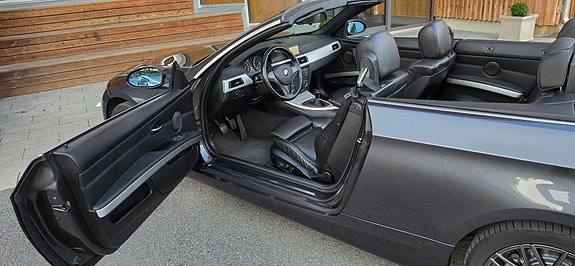 BMW 320i 15 of 23