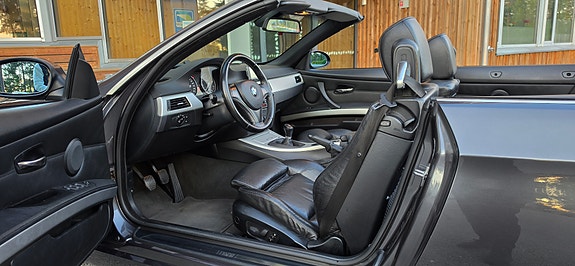 BMW 320i 16 of 23
