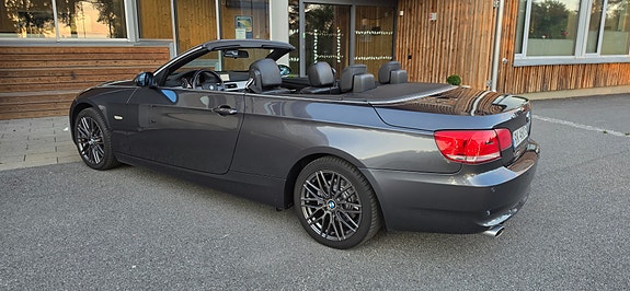 BMW 320i 7 of 23