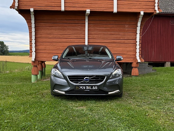Volvo V40 2 of 21