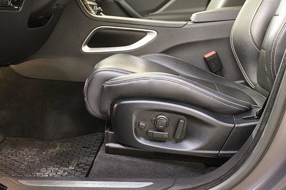 Jaguar F-PACE 27 of 30