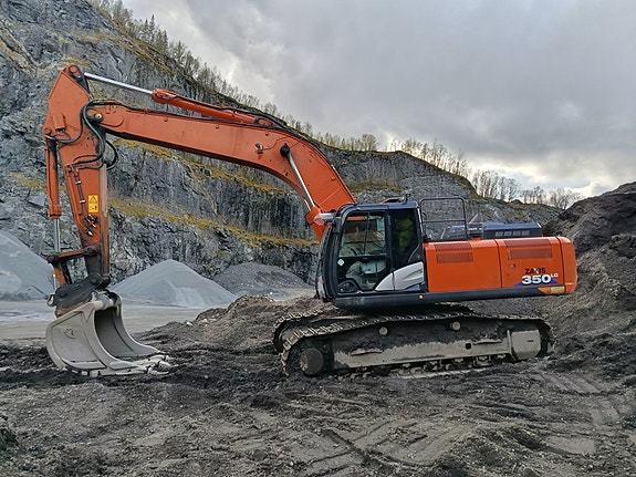 Hitachi Zaxis 350LC-6 2 of 21