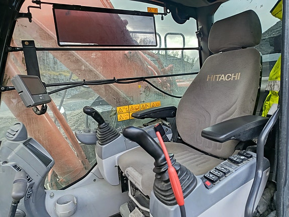 Hitachi Zaxis 350LC-6 11 of 21