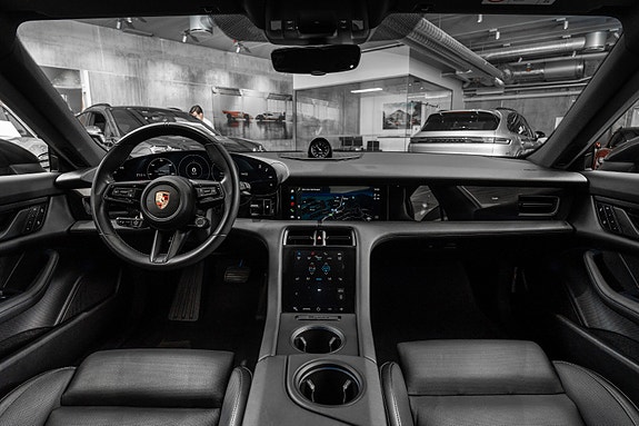 Porsche Taycan Cross Turismo 20 of 30