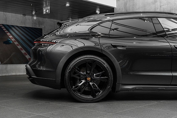 Porsche Taycan Cross Turismo 11 of 30