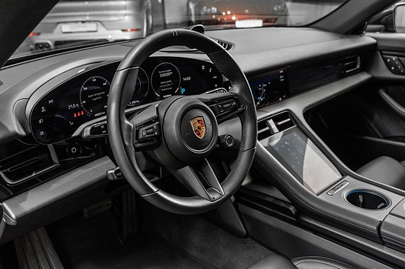 Porsche Taycan Cross Turismo 14 of 30