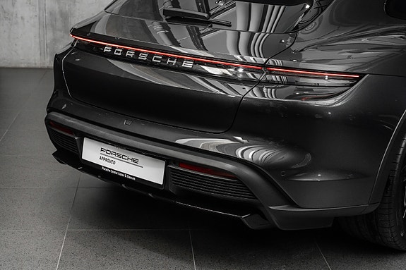 Porsche Taycan Cross Turismo 9 of 30
