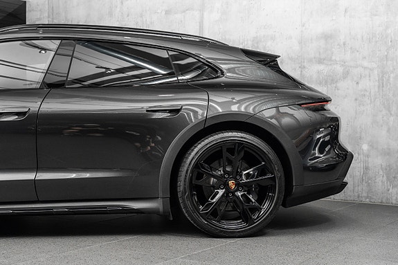 Porsche Taycan Cross Turismo 7 of 30