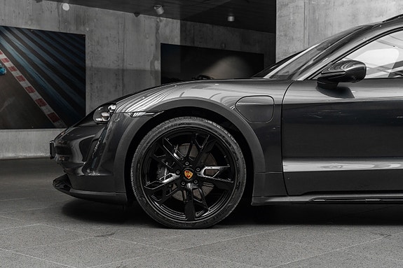 Porsche Taycan Cross Turismo 6 of 30
